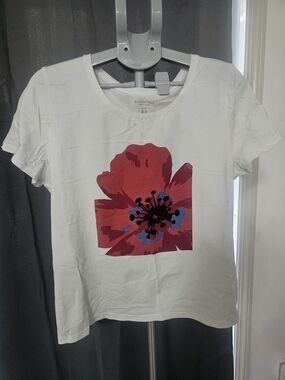 ESSENTIALS By Reitmans White Tee with Red Floral Graphic